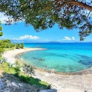 Apartment By The Sea, Kastela